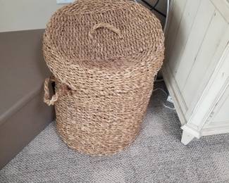Hamper basket with lid