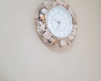 Shell-filled clock