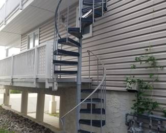 Skinny spiral staircase