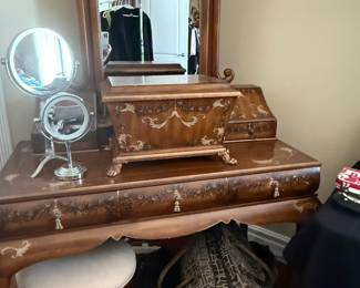 H/P vanity w/stool