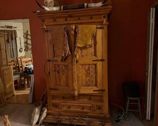 Entertainment unit, Steer horns