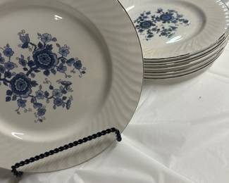 Set Wedgwood blue and white dinner plates