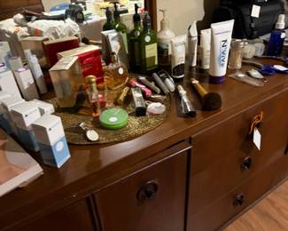 dresser w/mirror & cosmetics