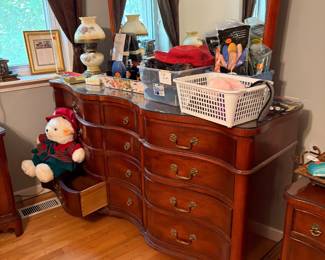dresser w/mirror
