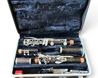 Signet USA 100 Wooden Clarinet W Case Accessories