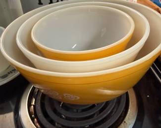 Pyrex nesting mixing bowls 