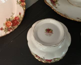 Old Country Roses set dishes