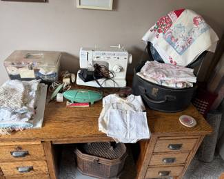 Singer model 5050 mechanical sewing machine, various linens & sewing notions