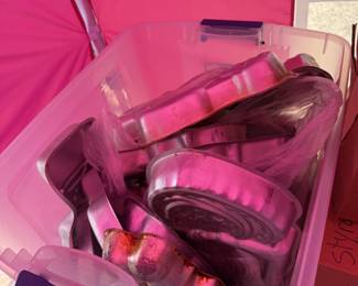 baking supplies / cake pans