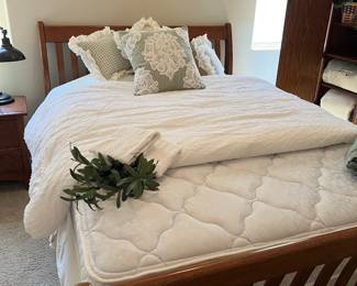 QUALITY QUEEN OAK BED WITH SERTA BOX SPRING AND MATTRESS, QUALITY QUEEN LINENS