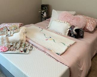 QUEEN LINENS, VINTAGE QUILT, DECOR