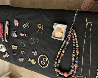 WOMEN'S COSTUME JEWELRY