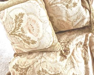 Queen comforter set