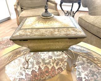 Finial lid box on stand