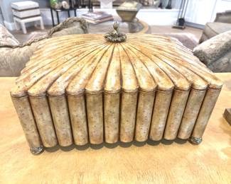 Ribbed horn box