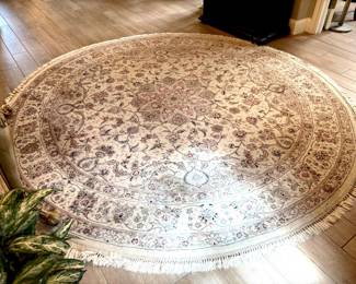 Round neutral tones rug