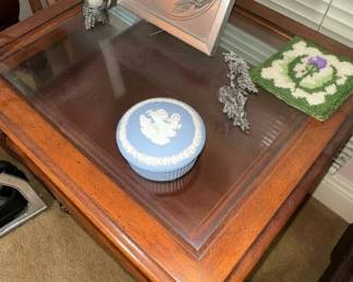Queen Anne Style Display End Table