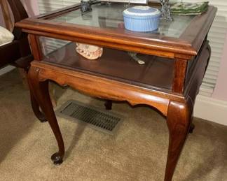 Queen Anne Style Display End Table