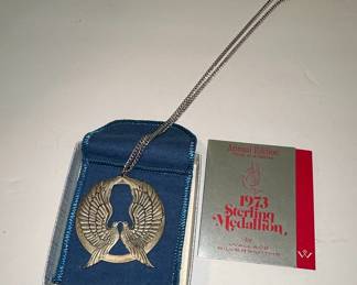 Wallace Silversmiths 1973 Sterling Silver Peace on Earth Doves Pendant Ornament