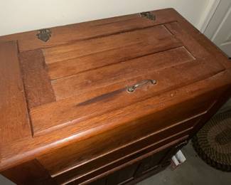 Eskimo Oak Icebox