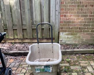 Rubbermaid Roughneck Garden Cart