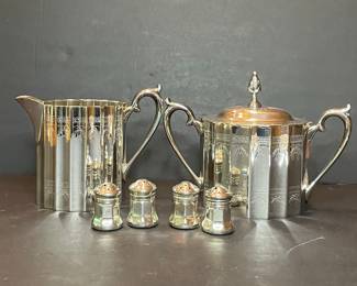Lunt Silversmiths Silver-Plated Creamer and Sugar Set