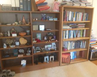 Many nice decorative items and hundreds of books of various genres