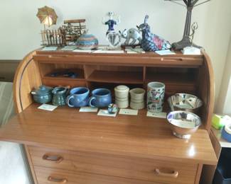 Collectable arts objects and pottery, stained glass peacock lamp