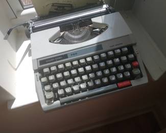 Silver Reed 750 Portable Typrwriter