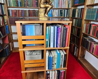 Revolving book shelf