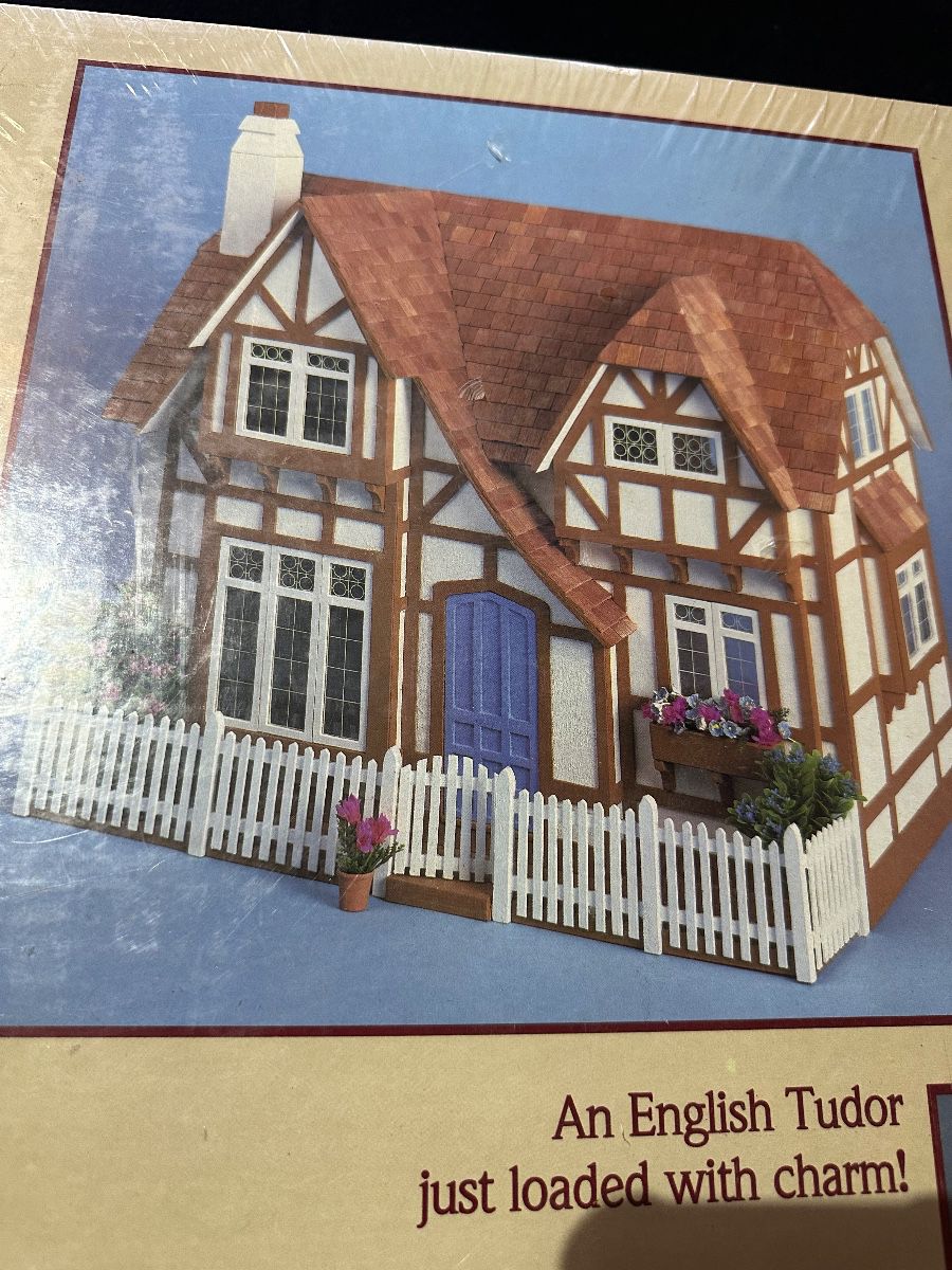 Beautiful vintage dollhouses in original wrapping. never opened. 1986