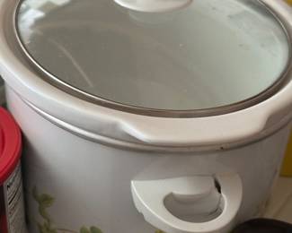 large crock pot comes with cover