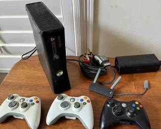 MC132Xbox 360 Console with 3 Controllers