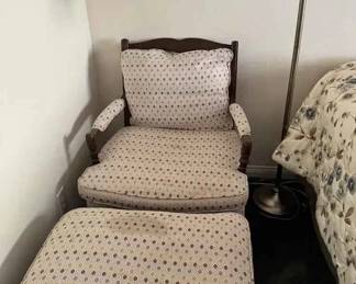 MC241Vintage Armchairs And Ottoman With Lamp