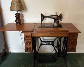 MC138VVintage Singer Sewing Machine And Cabinet