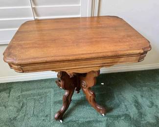 MC156Victorianstyle Walnut Parlor Table