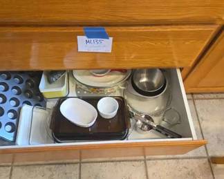 MC139Miscellaneous Baking Items And Pans
