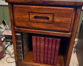 solid oak nightstand/end table