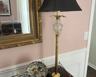 One of two matching Hollywood Regency-style table lamps; two Makkum Pottery plates.