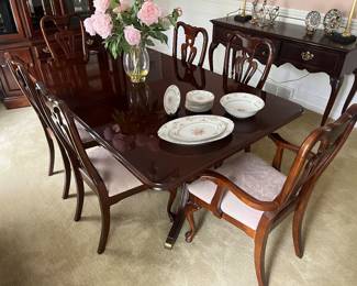 American Drew dining table with six chairs, two leaves, and pads.