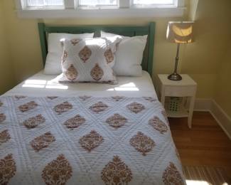Queen bed; end table; table lamp
