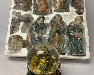 Collectors Edition Grandeur Noel Nativity Set Musical Globe