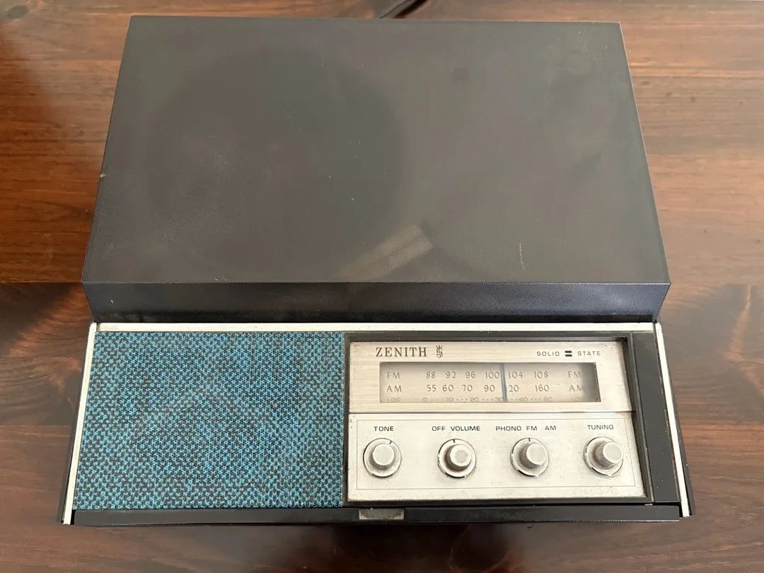  01 Zenith Solid State Radio  Phonograph