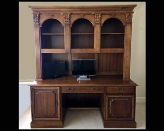 Very Nice Hooker Furniture 2 Piece Desk