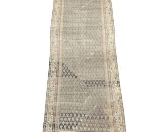 Neutral runner with subtle gray geometric pattern