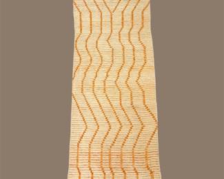 Cream runner with subtle gold wavy-line design