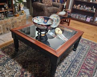 great rug with display table 