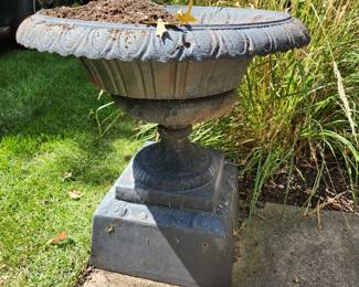CAST IRON PLANTER