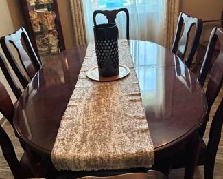 Dining room table, comes with 2 leaves seats 10
