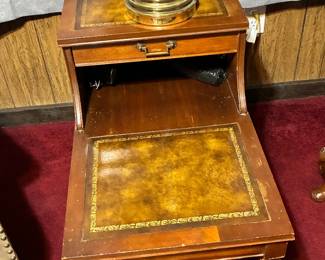 Set of 2 end tables 